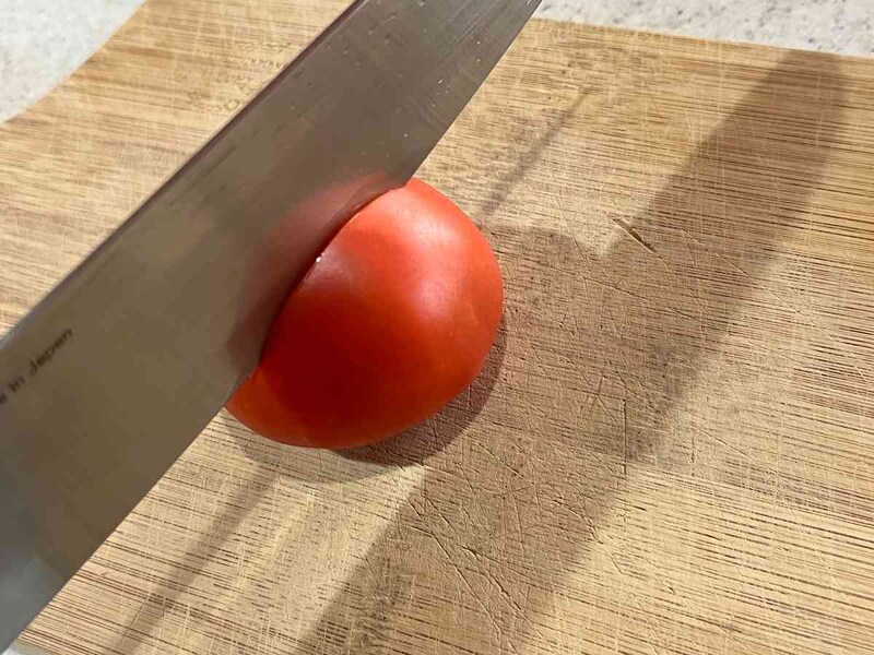 研ぐ前の包丁でトマトを切る