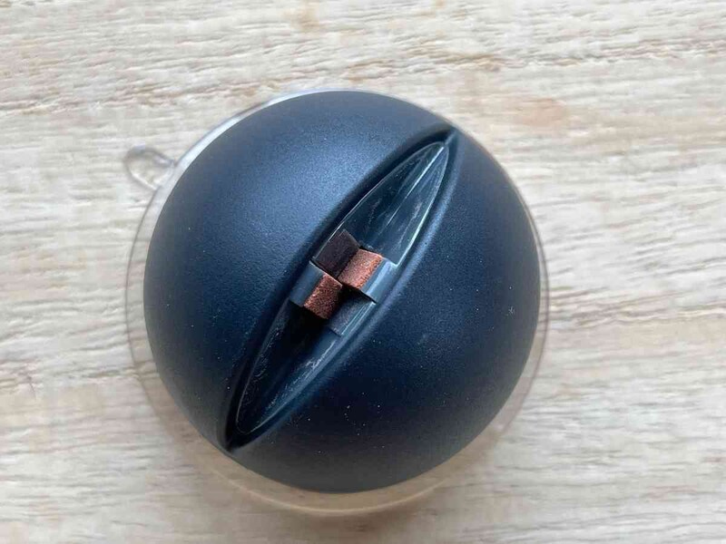 ダイソーの「コンパクト包丁研ぎ（吸盤付）」には小さな砥石がついている