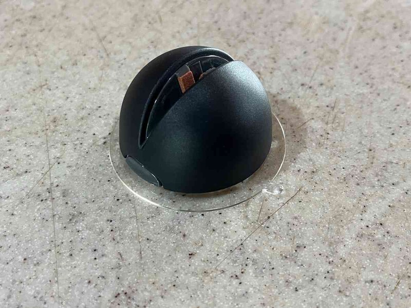 ダイソーの「コンパクト包丁研ぎ（吸盤付）」は吸盤でくっつく