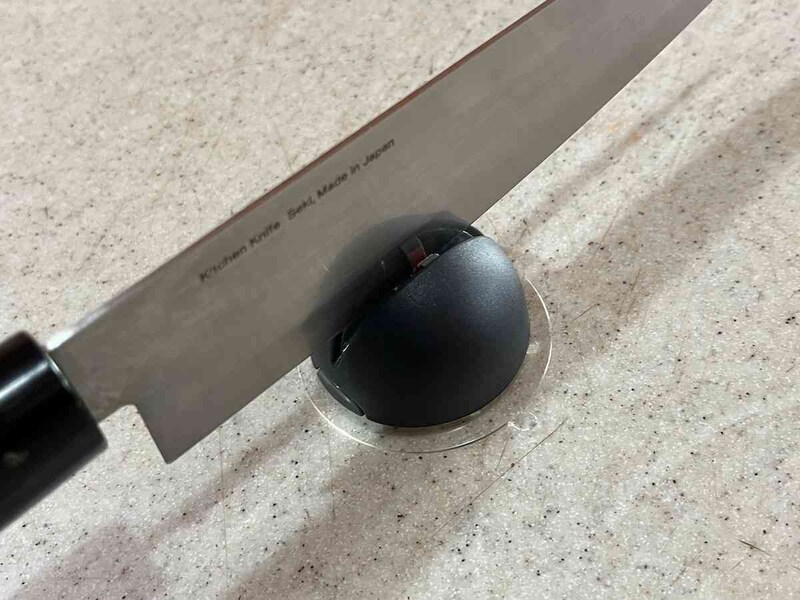 砥石の隙間に包丁の刃を垂直に入れる