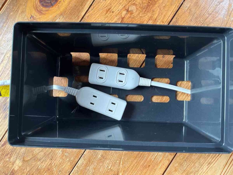 ダイソーの「ケーブルボックス（ブラック、26cm×14.5cm×12.3cm）」には2個口の延長コードを2つ並べられる
