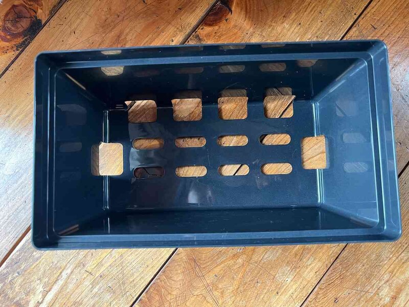 ダイソーの「ケーブルボックス（ブラック、26cm×14.5cm×12.3cm）」の穴