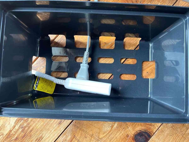 広い側面からコードを入れられる