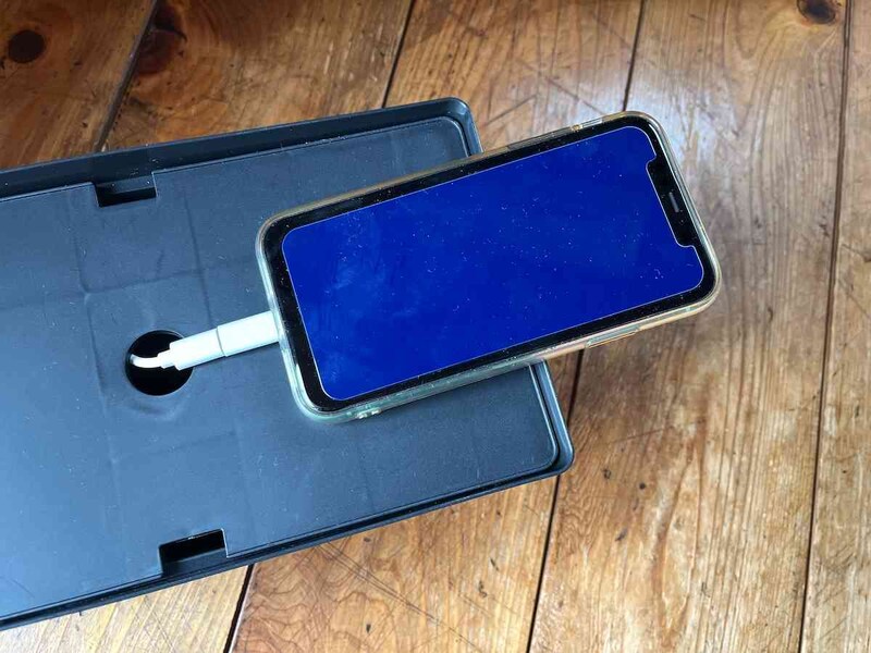 スマホを充電しながら、ふたの上に置ける