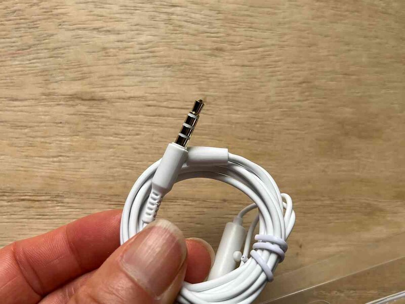 ダイソーの「マイク付ハイレゾ対応イヤホン」はφ3.5mm4極ステレオミニプラグ