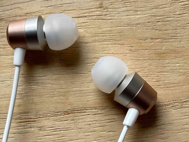 ダイソーの「マイク付ハイレゾ対応イヤホン」は耳にフィット