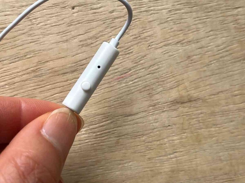 ダイソーの「マイク付ハイレゾ対応イヤホン」のボタンを1回押すと音楽の再生や停止、着信時の受話、終話の操作ができる