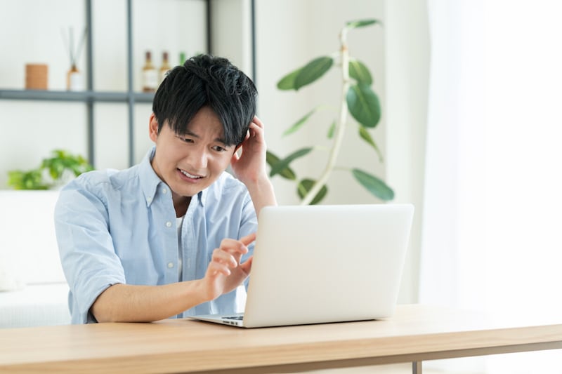 悩む男性