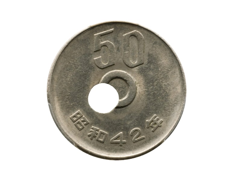約2000倍の価値に大化けした実際の50円玉(裏面) ※画像出典:「第122回入札誌『銀座』」 Lot番号:435 50円白銅貨 昭和42年 穴ズレエラー PCGS(MS63)