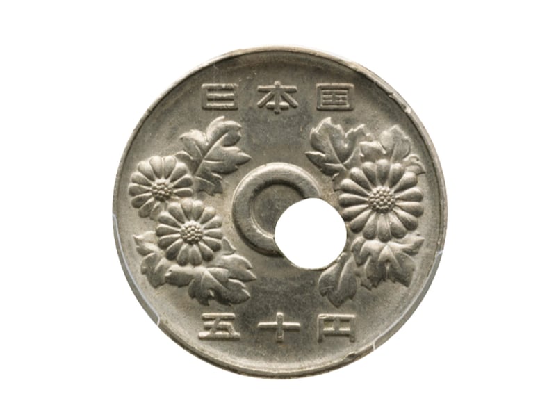 約2000倍の価値に大化けした実際の50円玉(表面) ※画像出典:「第122回入札誌『銀座』」 Lot番号:435 50円白銅貨 昭和42年 穴ズレエラー PCGS(MS63)