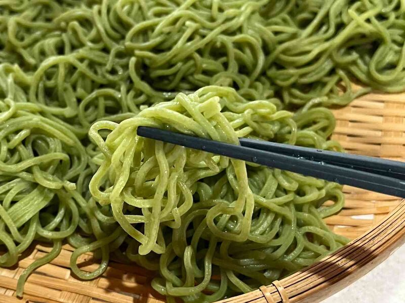 ダイソーの「麺類を美味しく食べる箸 深緑 2膳入」は麺がすべらない