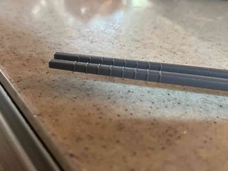 ダイソーの「先が直接つかない菜箸（wavy）」は箸の先端が浮く