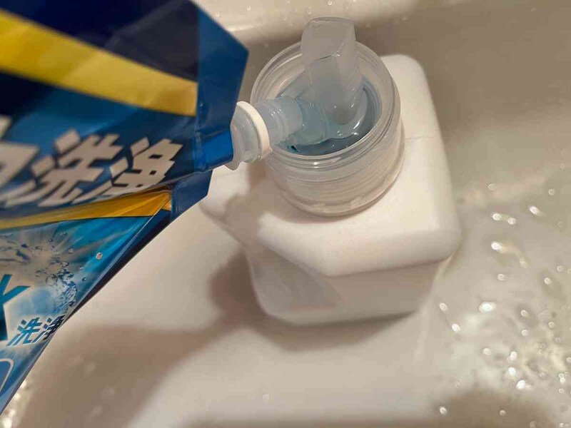ダイソーの「洗濯洗剤詰替ボトル」に洗濯洗剤を詰め替える