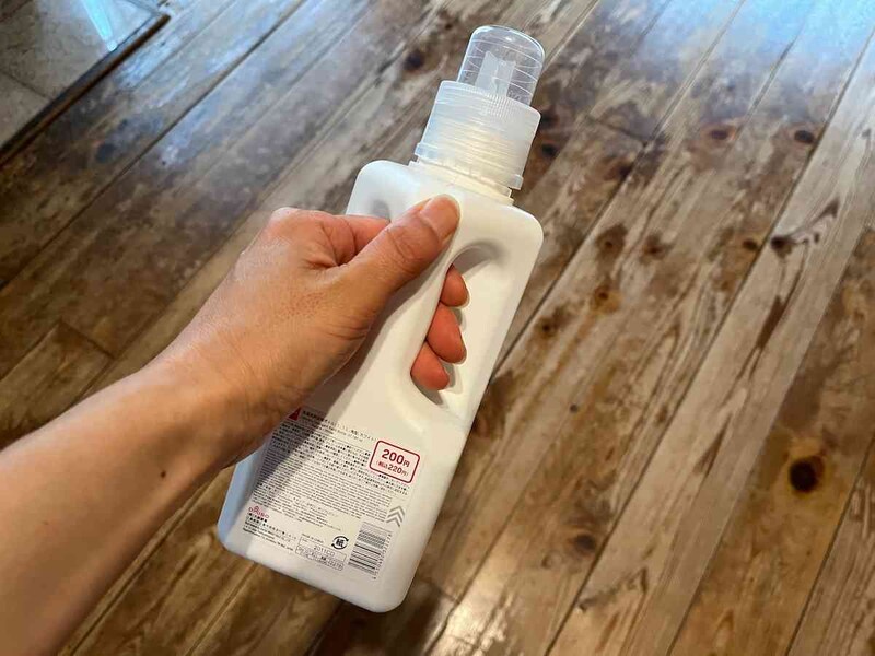 ダイソーの「洗濯洗剤詰替ボトル」は持ちやすい