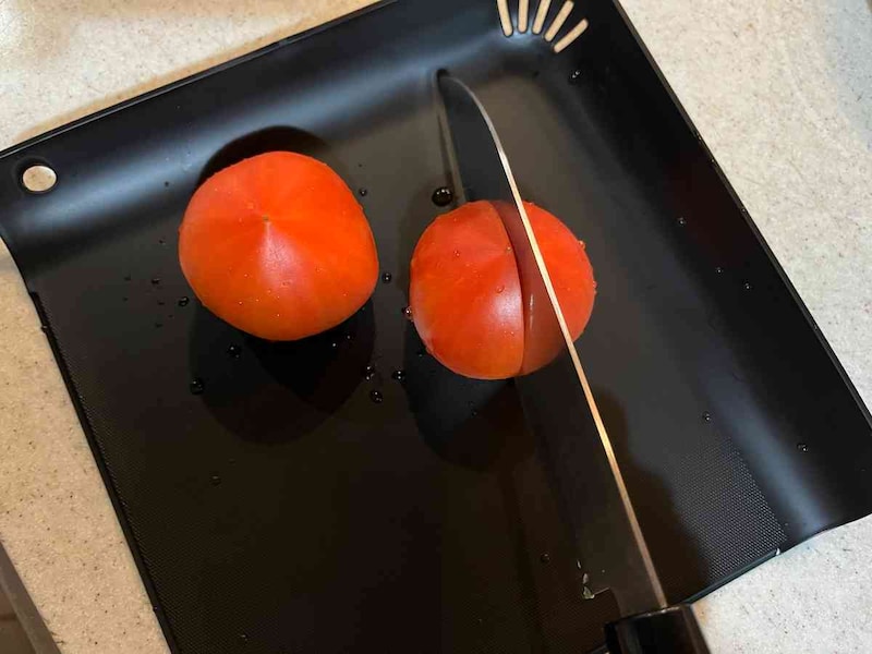 包丁が「ちょこっとまな板（ブラック）」は縁には当たりにくい