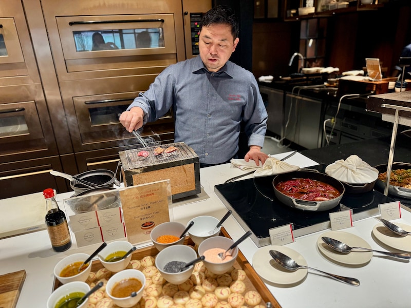 目の前で香ばしく!七輪炭火焼のライブパフォーマンス