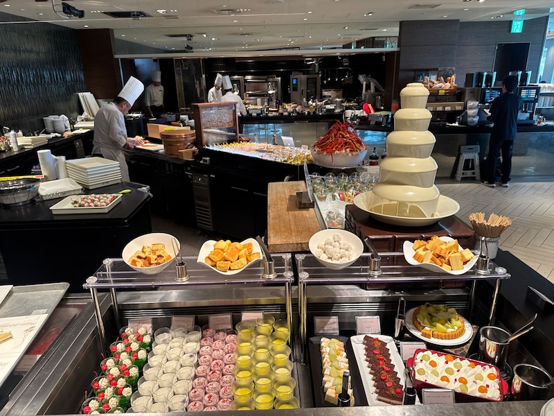 メロン・チェリー・モンブランが揃う贅沢デザートコーナー