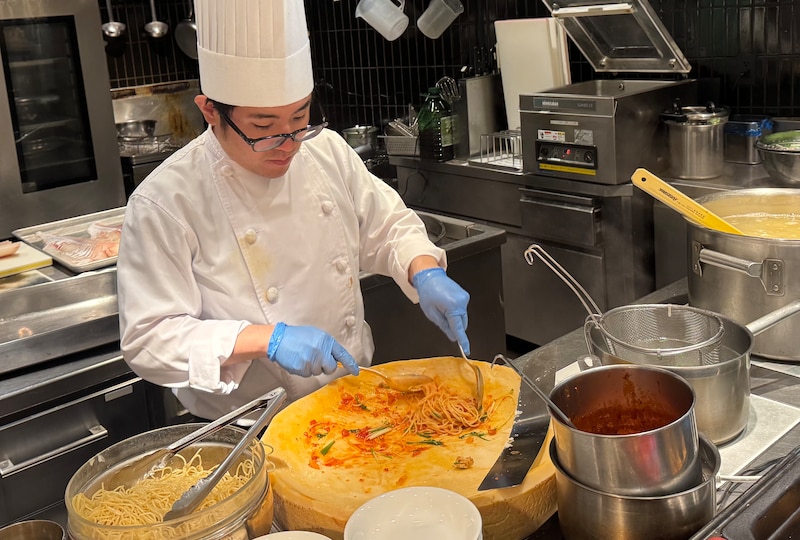 チーズケースで仕上げる!北海道ホタテのポモドーロペペロンチーノ