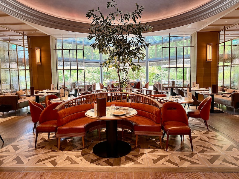 「ザ・テラス」店内。ロビーと一体化した開放感あふれるダイニング