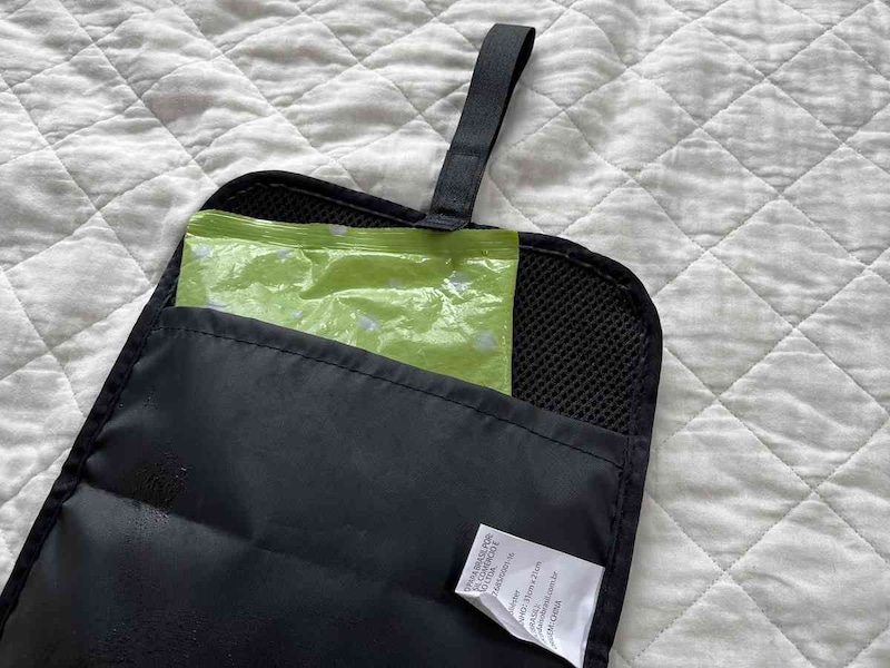 ダイソーの「リュックサックパッド（ブラック、保冷剤ポケット付）」はポケットに保冷剤が入る