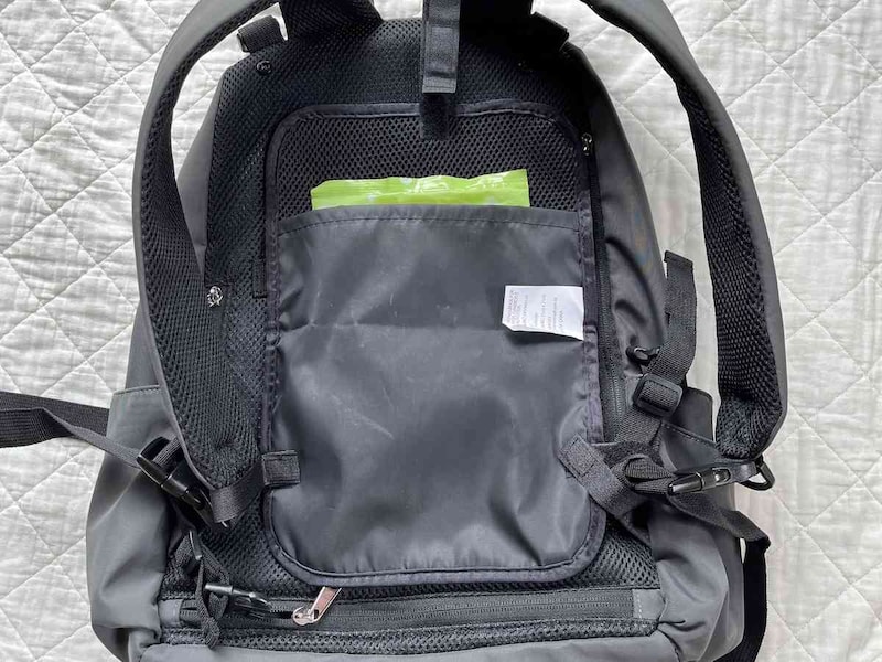 ダイソーの「リュックサックパッド（ブラック、保冷剤ポケット付）」は3箇所で固定する