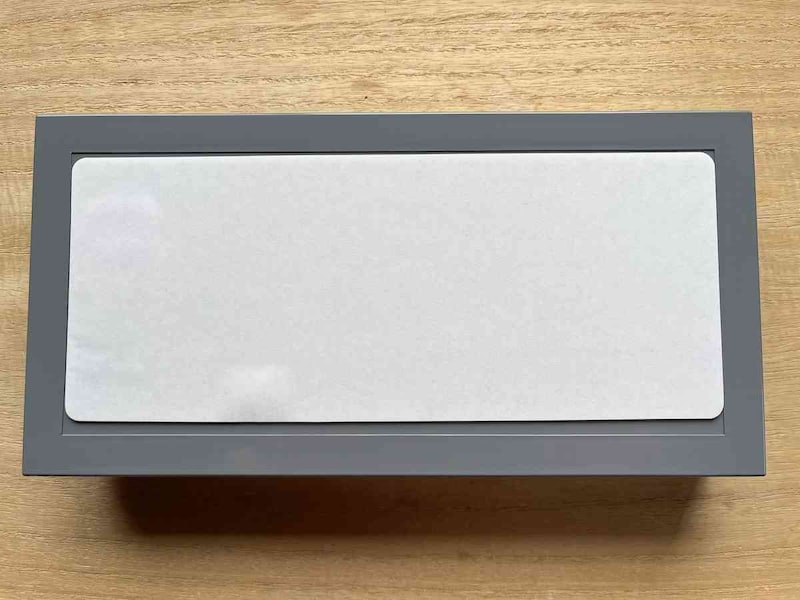 ダイソーの「取り付け式引き出し」は粘着シートで机にに貼り付けていく