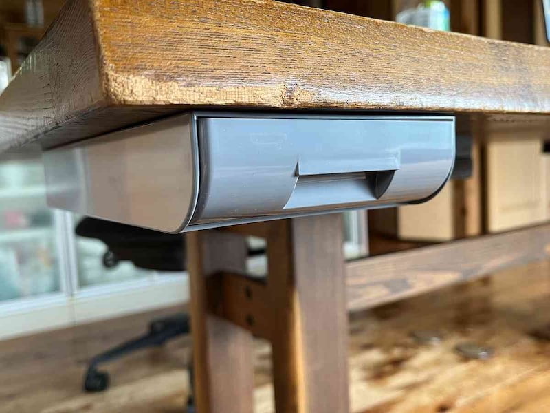 はくり紙を剥がして机の下につける