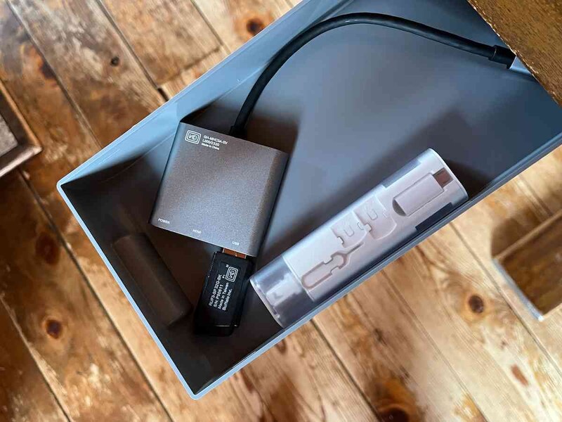 デスクワークで使うケーブル類を「取り付け式引き出し」に入れる