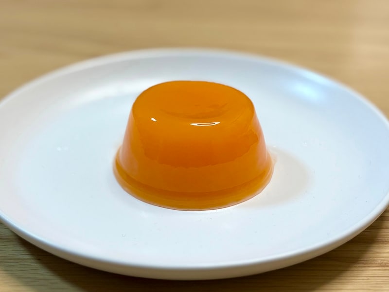 夕張メロン色のツヤツヤぷるぷるゼリーが美しい。食べる前からメロンのいい香りがします