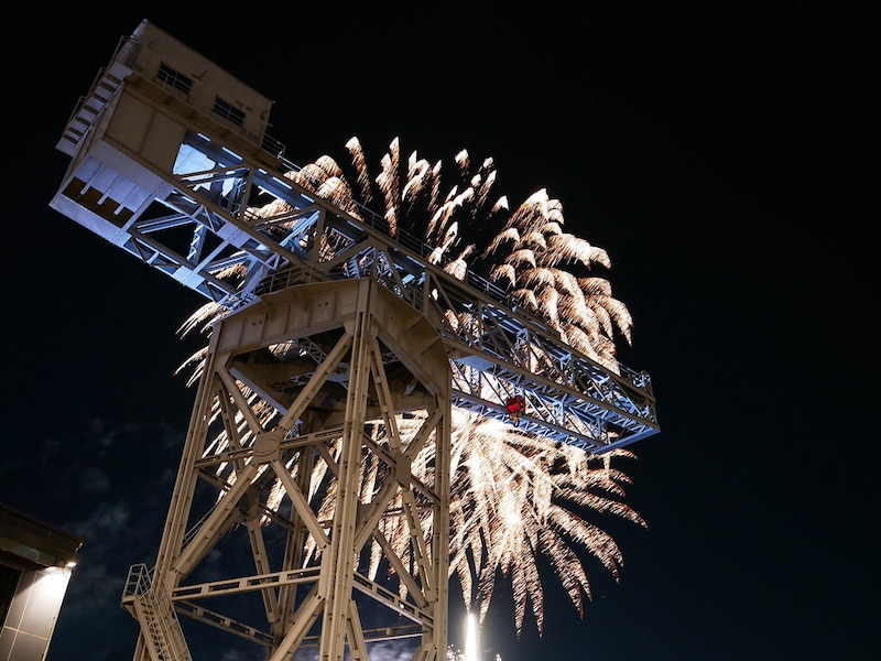 横浜ハンマーヘッドパークから見た花火(筆者撮影)