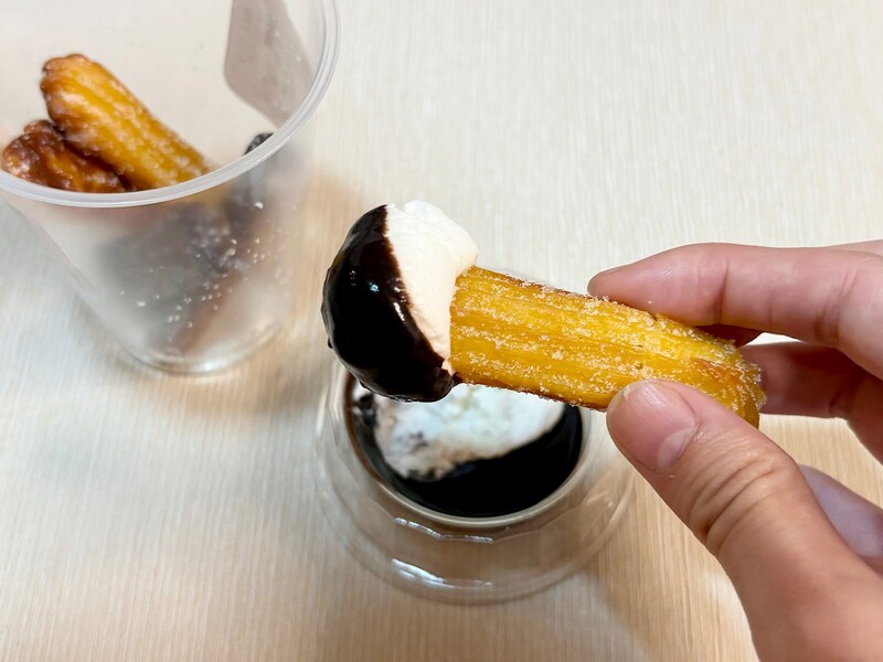 小さめサイズのチュロスが食べやすい。クリームとチョコをたっぷりディップしていただきます