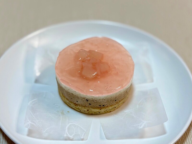 紅茶と桃の香りがしてきて、まるでピーチティー! 4層の異なるおいしさを堪能できます