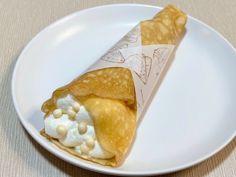 ふわふわのクリームがこれでもかとたっぷり。まんまるのシリアルチョコがトッピングされていてかわいらしいビジュアルです