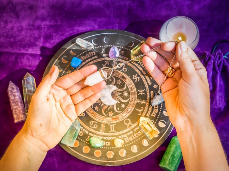 親しい人と情報交換をすると金運アップにつながる?(画像出典:PIXTA)