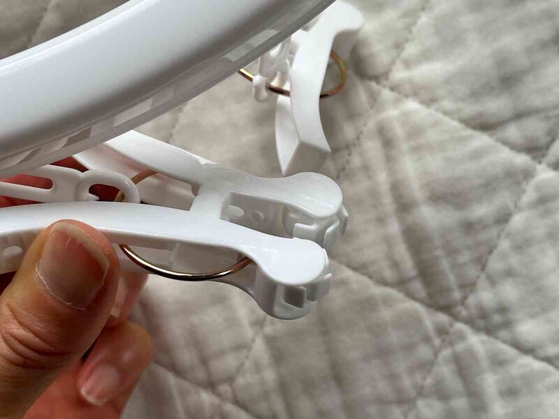 ダイソーの「引っ張る取りやすいピンチハンガー（18ピンチ）」のピンチの先端はローラーに