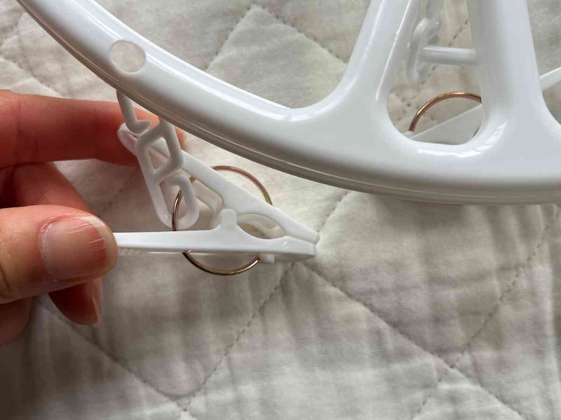 セリアの「ピンチハンガー 丸型 16P」のピンチは一般的な形