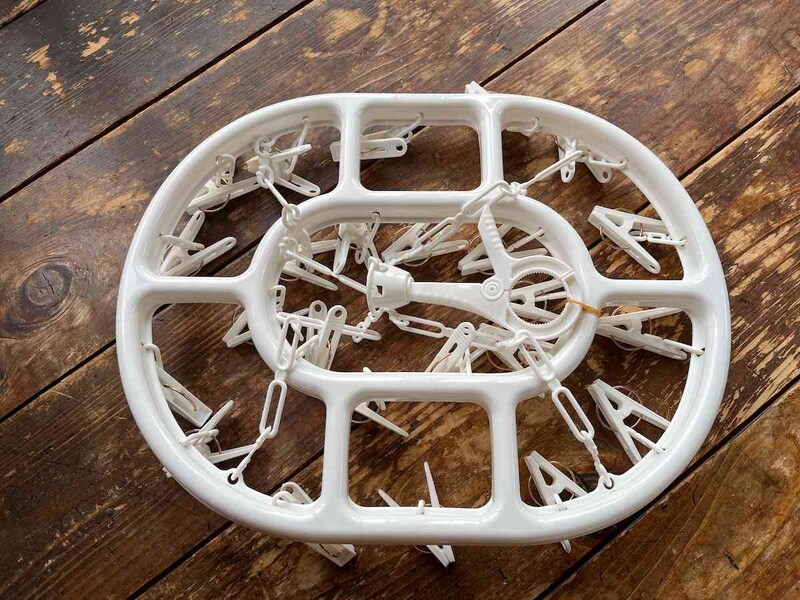 キャンドゥの「洗濯ハンガー24ピンチ楕円形」