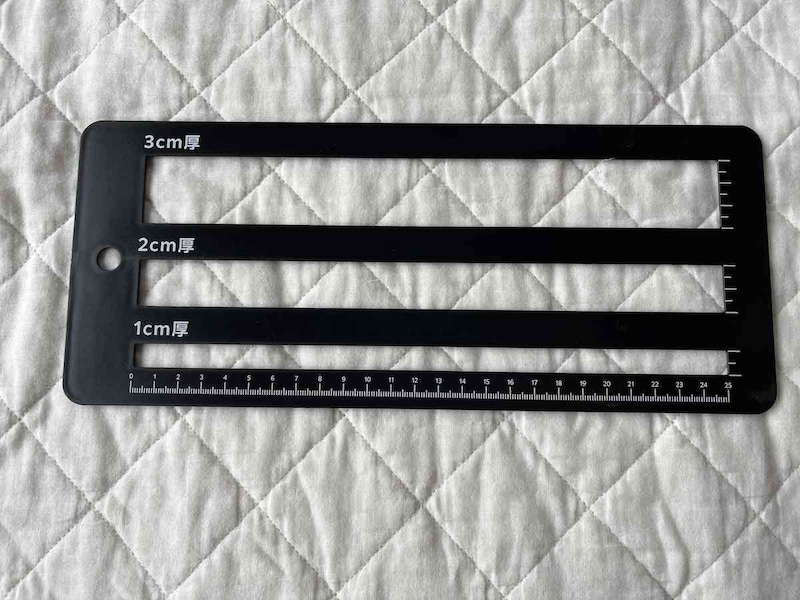 ダイソーとセリアで販売される「発送物用厚さ測定定規」