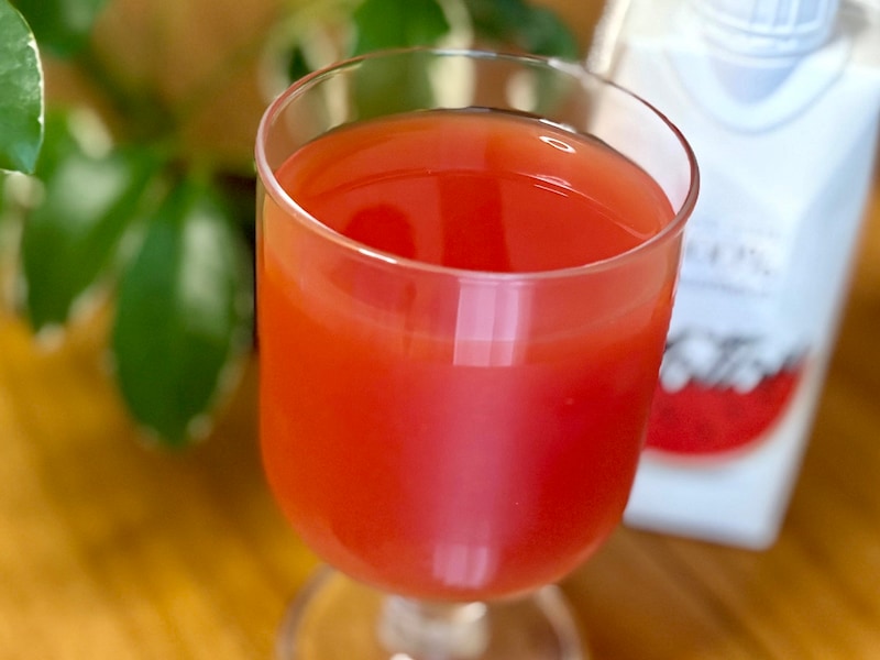 コップに注いでみると、スイカ色のジュースが。フレッシュな甘みが美味!