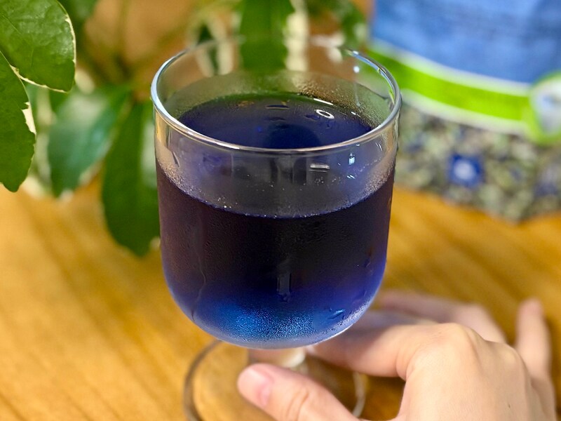 筆者は水出ししてアイスでいただいてみました。鮮やかなブルーが徐々にあらわれます