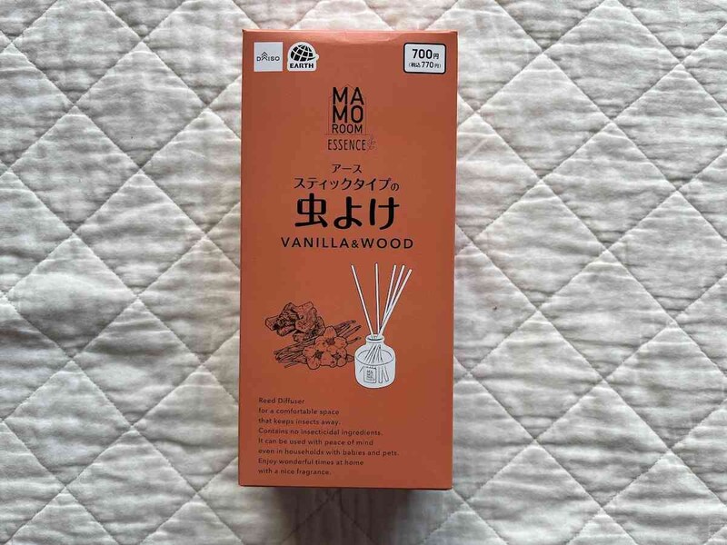 ダイソーの「マモルームエッセンス スティックタイプの虫よけ バニラ＆ウッド」は770円（税込）