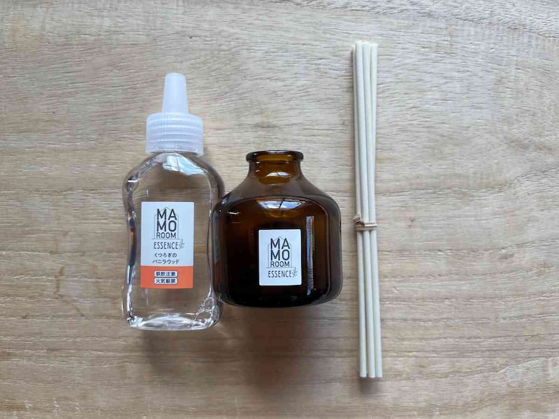 ダイソーの「マモルームエッセンス スティックタイプの虫よけ バニラ＆ウッド」はガラス瓶、スティック5本、香りオイルのセット