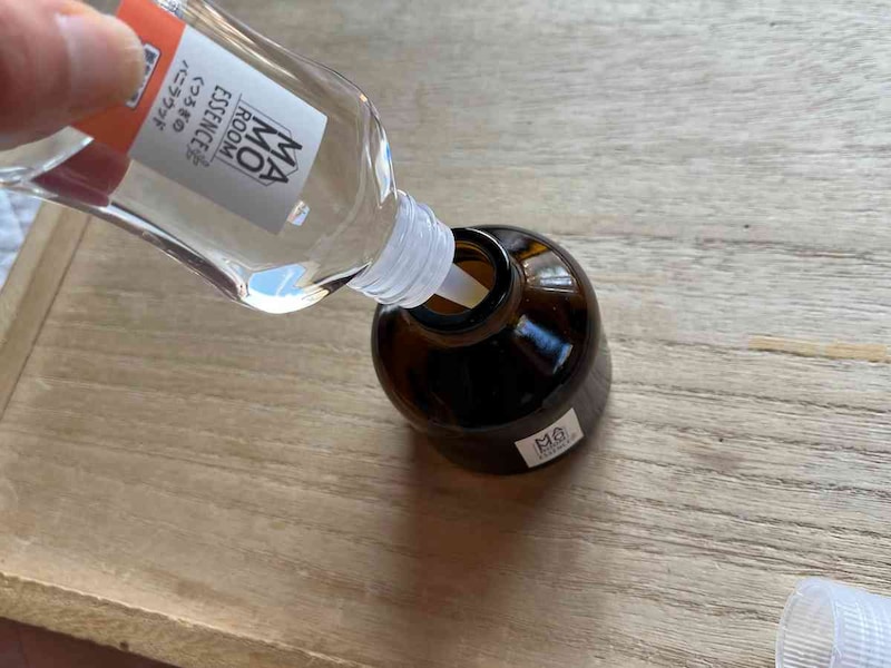 香りオイルをガラス瓶に全部入れる