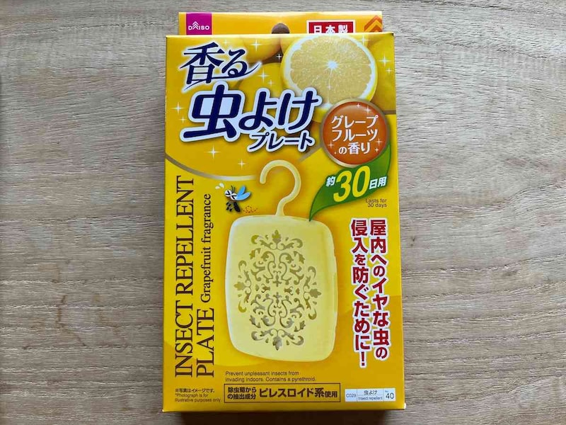 ダイソーの「日本製 虫よけプレート グレープフルーツの香り 約30日用」