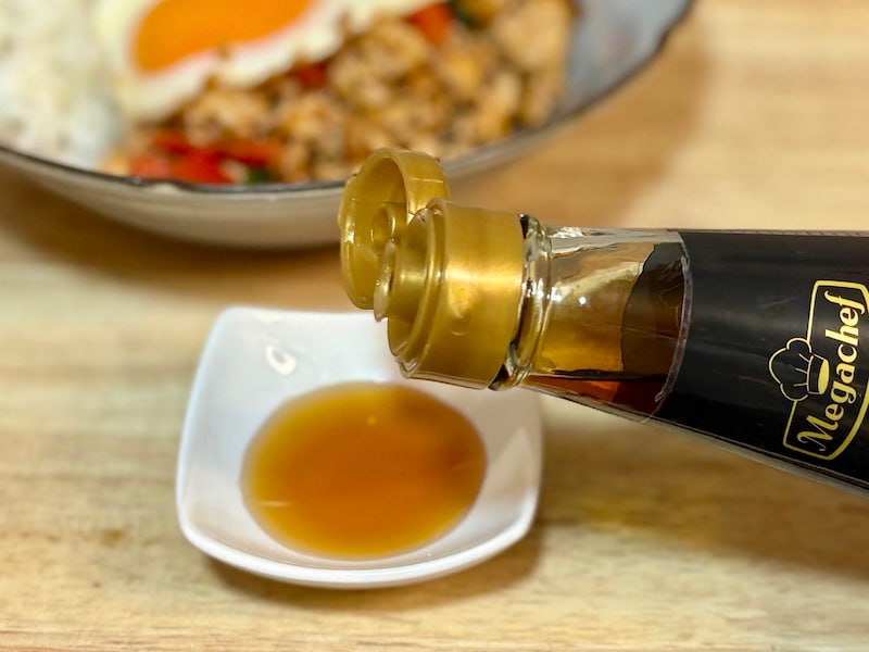 ナンプラーと食材を一緒に炒めることで、一気にエスニックな味わいに。風味が増して食欲をそそられます