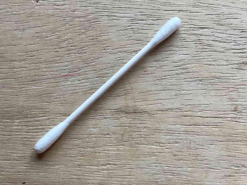 ダイソーの「紙軸めんぼう200本」は紙軸で強度あり。折れにくく使いやすい