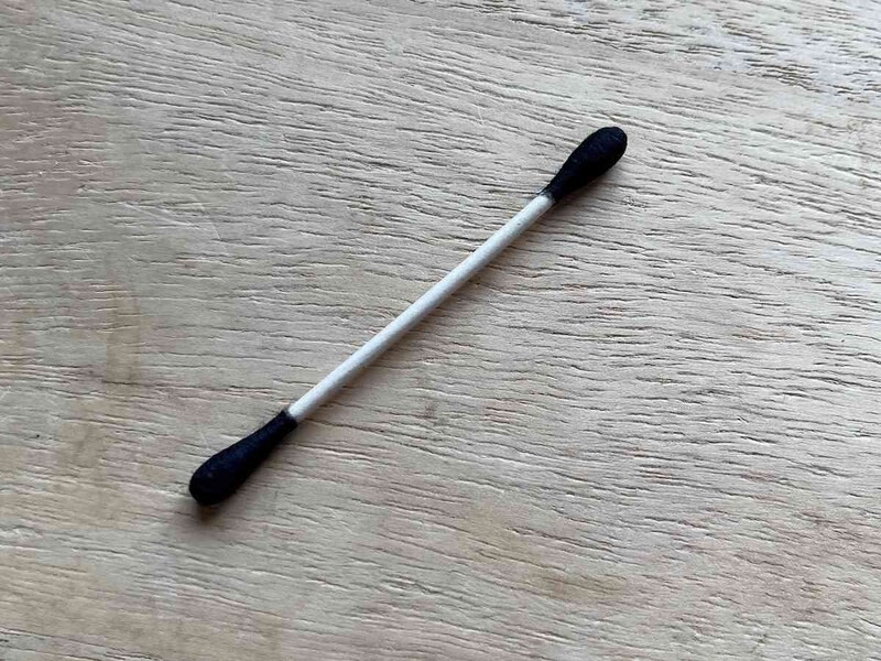 ダイソーの「抗菌綿棒（バガスパルプ配合、黒、180本）」は先端が黒