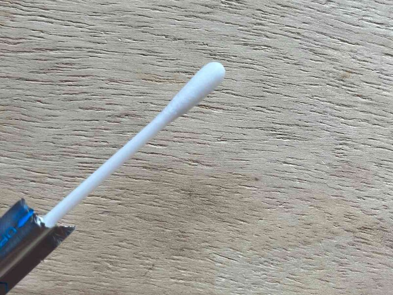 ダイソーの「ぬれてる綿棒」は先端は白で湿っている