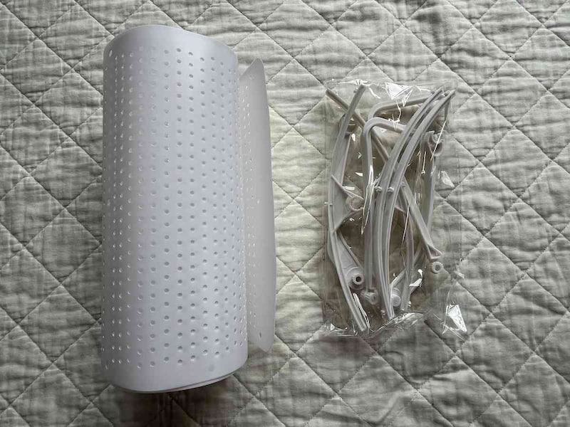 ダイソーの「エアコン風よけカバー」のパーツ