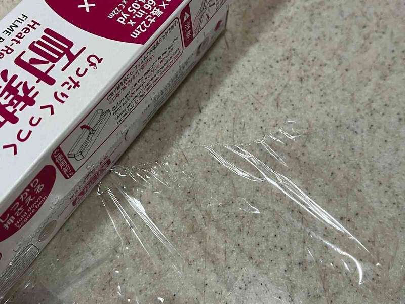 ダイソーの「ぴったりくっつく耐熱ラップ」はスパッと切れる